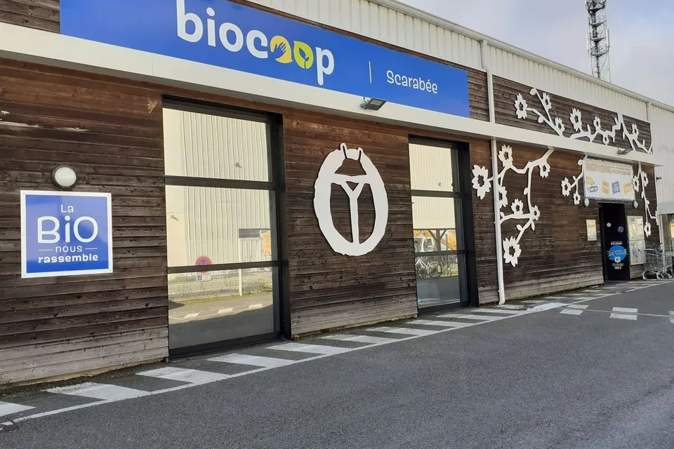 Façade du magasin Biocoop Scarabée de Saint-Grégoire, bardage en bois