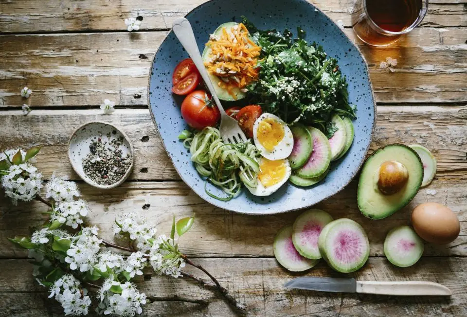 Besoins caloriques quotidiens, pourquoi la qualité compte autant que le chiffre