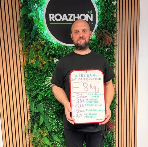 Dans la salle, un membre affiche les chiffres de son bilan sur l’ardoise blanche